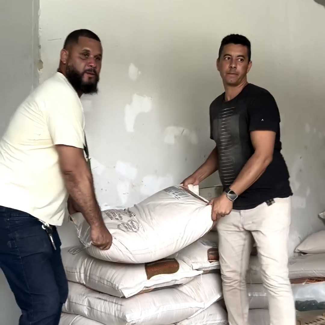 Camacã: Prefeitura distribui cerca de 1.300 pintainhos para produtores do Programa Criação de Galinha Caipira